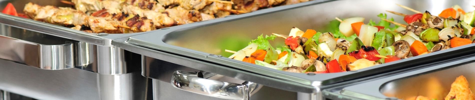 Buffet chaud de brochettes et légumes grillés servi par Réception 108