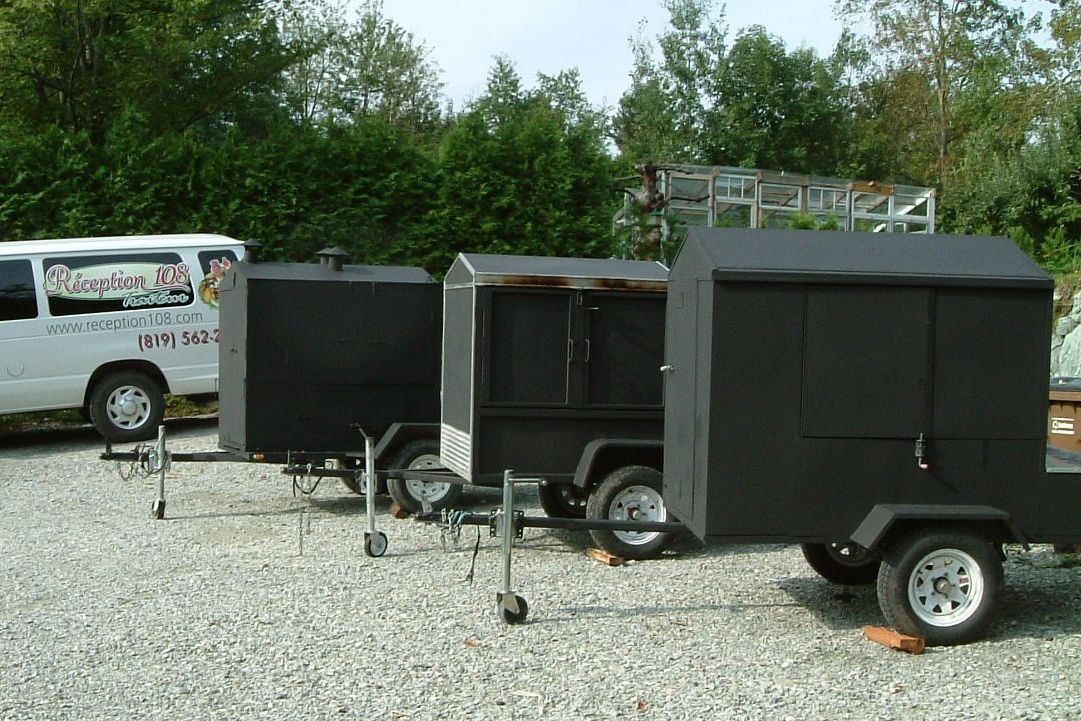 Les remorques-rôtissoires de Réception 108 et la camionnette de l’entreprise, prêtes à partir pour un méchoui