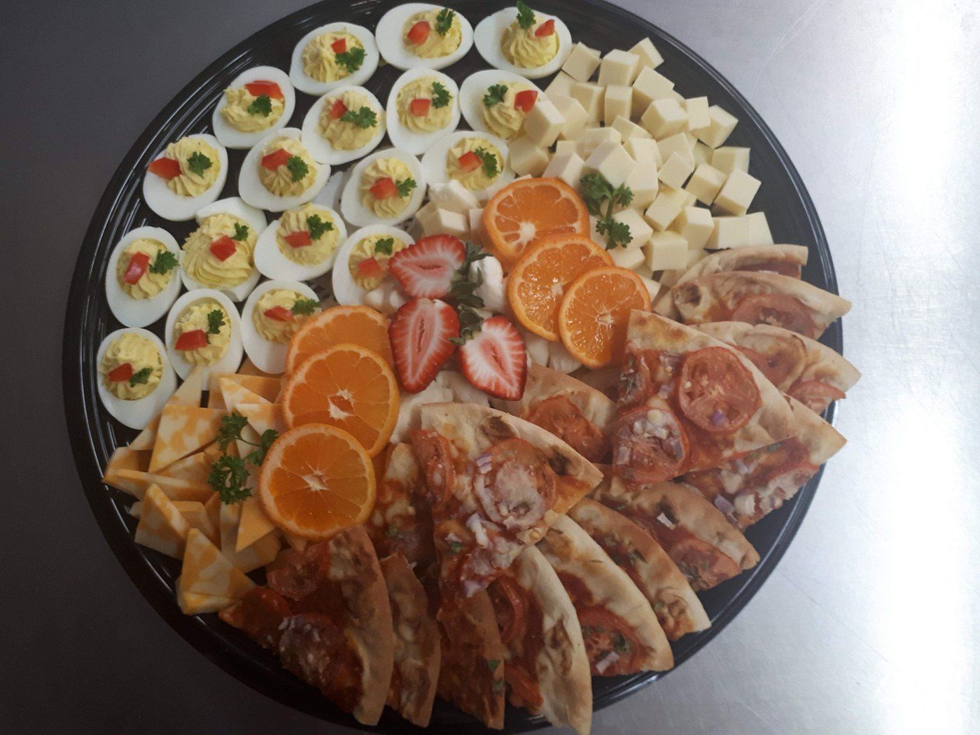 Plateau de buffet froid avec œufs farcis et fruits