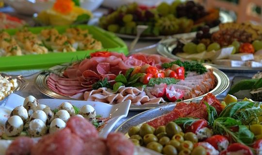 Plateau de viandes, fromages et salades préparé par Réception 108