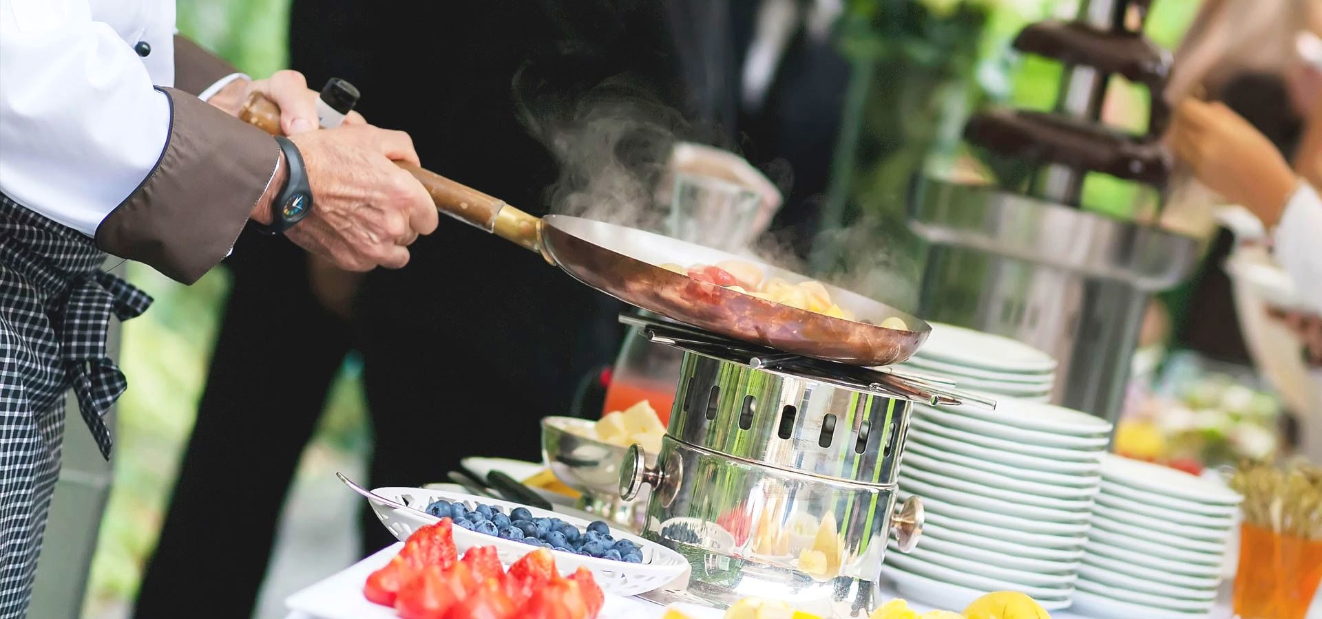 Service de traiteur à Sherbrooke : un chef de Réception 108 cuisine devant le buffet d’un événement